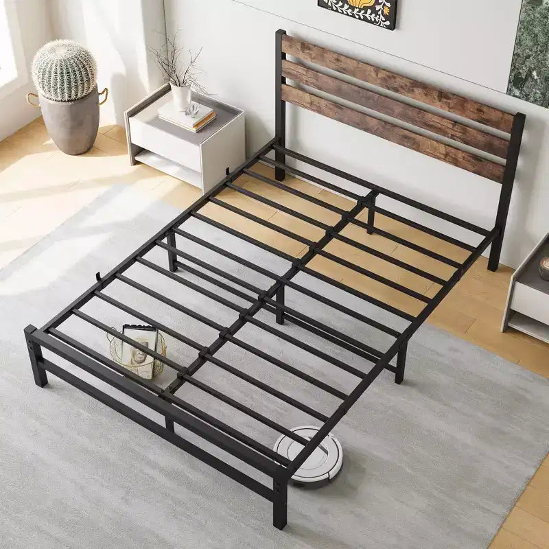 Telaio letto a piattaforma in metallo nero a grandezza naturale con testiera in legno, per 2