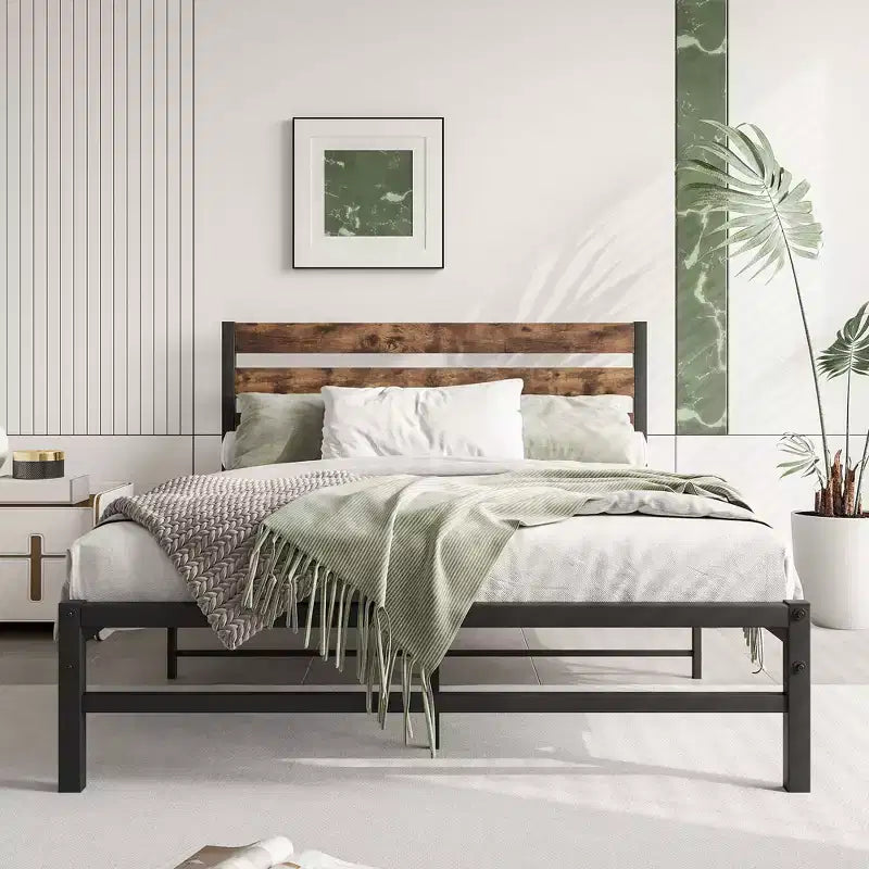 Telaio letto a piattaforma in metallo nero a grandezza naturale con testiera in legno, per 2