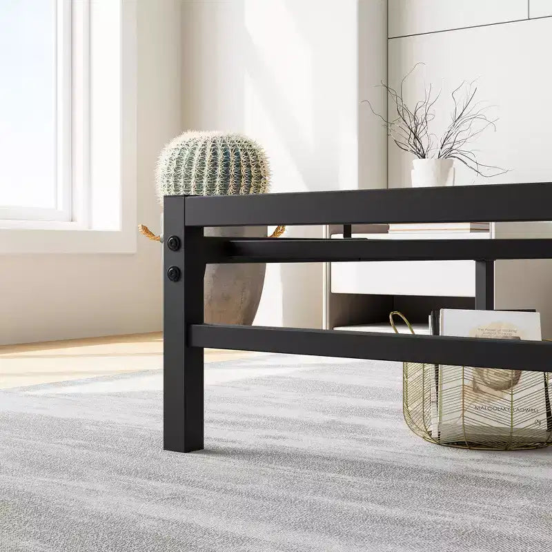 Telaio letto a piattaforma in metallo nero a grandezza naturale con testiera in legno, per 2