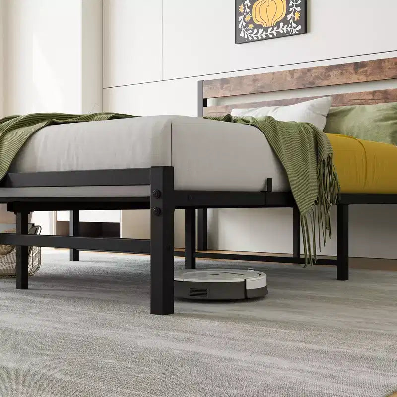 Telaio letto a piattaforma in metallo nero a grandezza naturale con testiera in legno, per 2