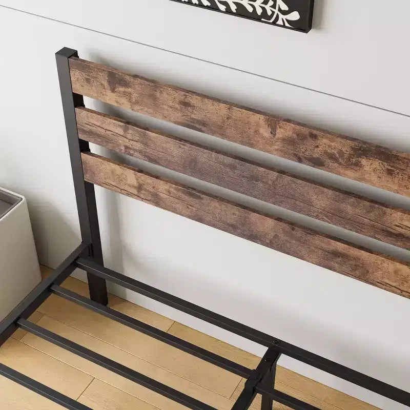 Telaio letto a piattaforma in metallo nero a grandezza naturale con testiera in legno, per 2