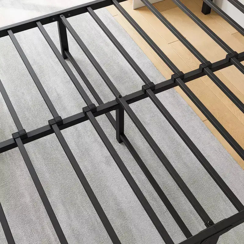 Telaio letto a piattaforma in metallo nero a grandezza naturale con testiera in legno, per 2